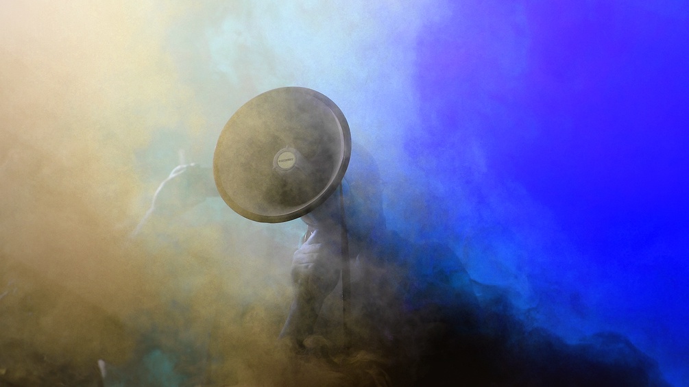 Megaphon und Nebelwolken in blau und braun