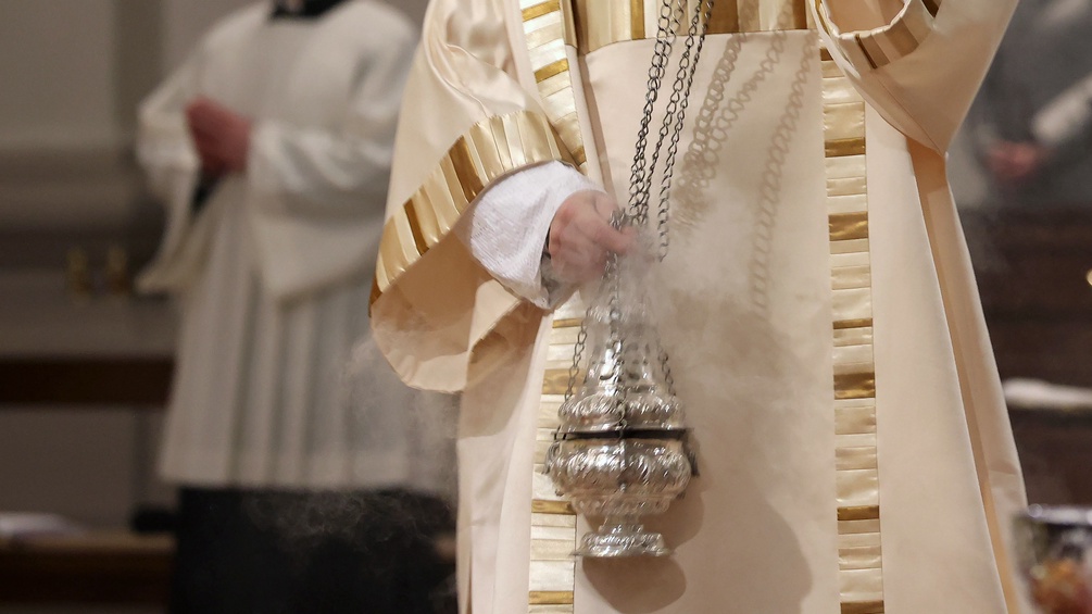 Diakon mit Weihrauch