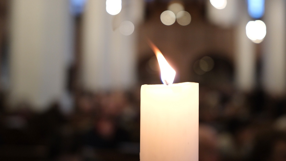 Kerze in einer Kirche