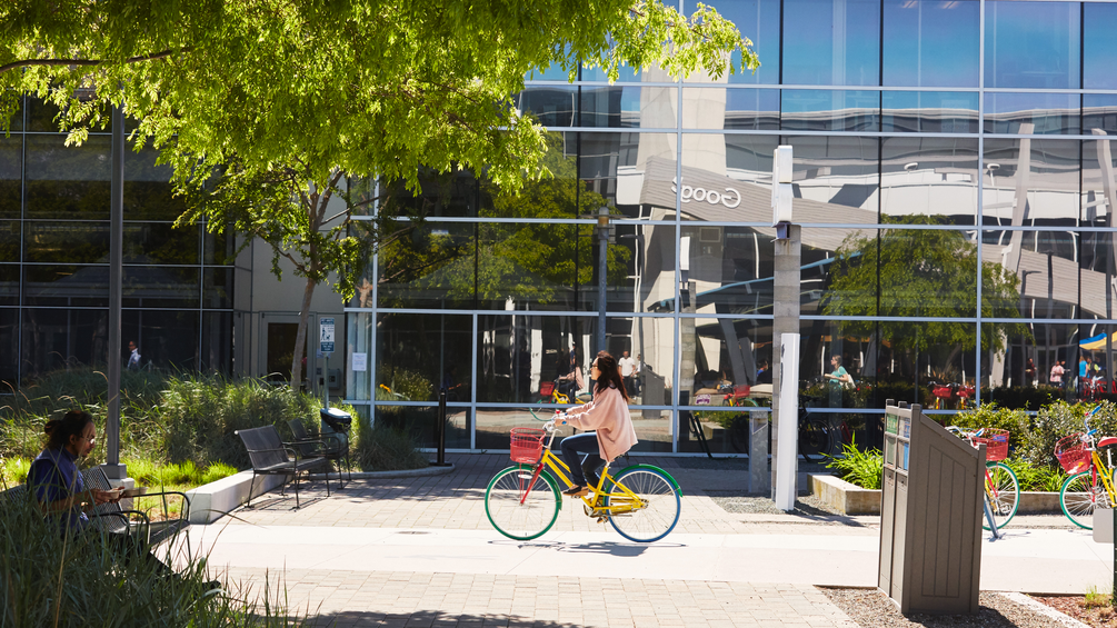 Radfahrerin, Google Campus