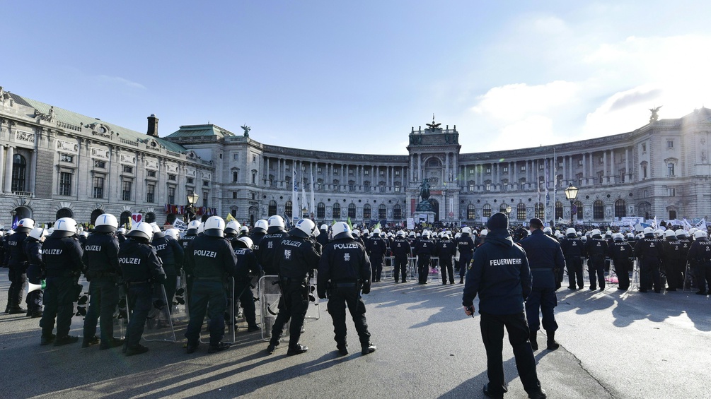 Polizei bei Demonstration vor Hofburg