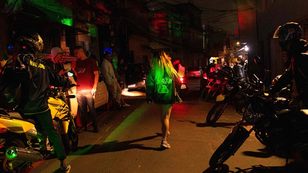 Menschen in einer brasilianischen Favela auf der Straße - Baile Funk