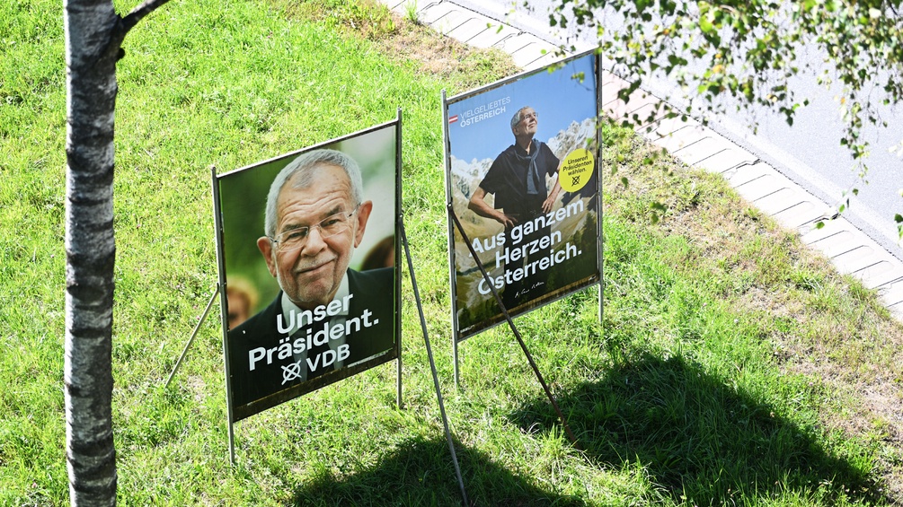 Wahlplakate in Tirol von Alexander VanderBellen.