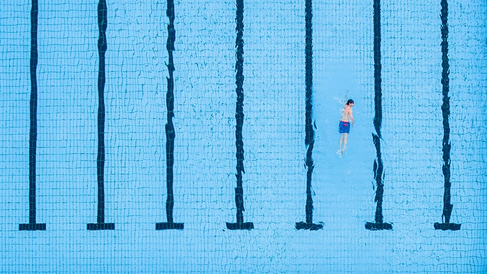 Ein einsamer Schwimmer