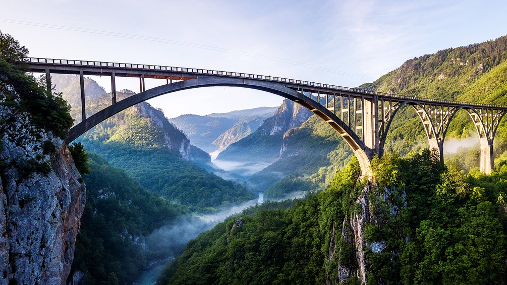 Brücke über einem Tal in Montenegro