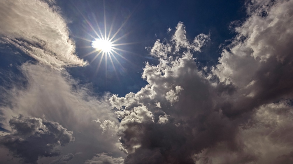 Sonne zwischen den Wolken