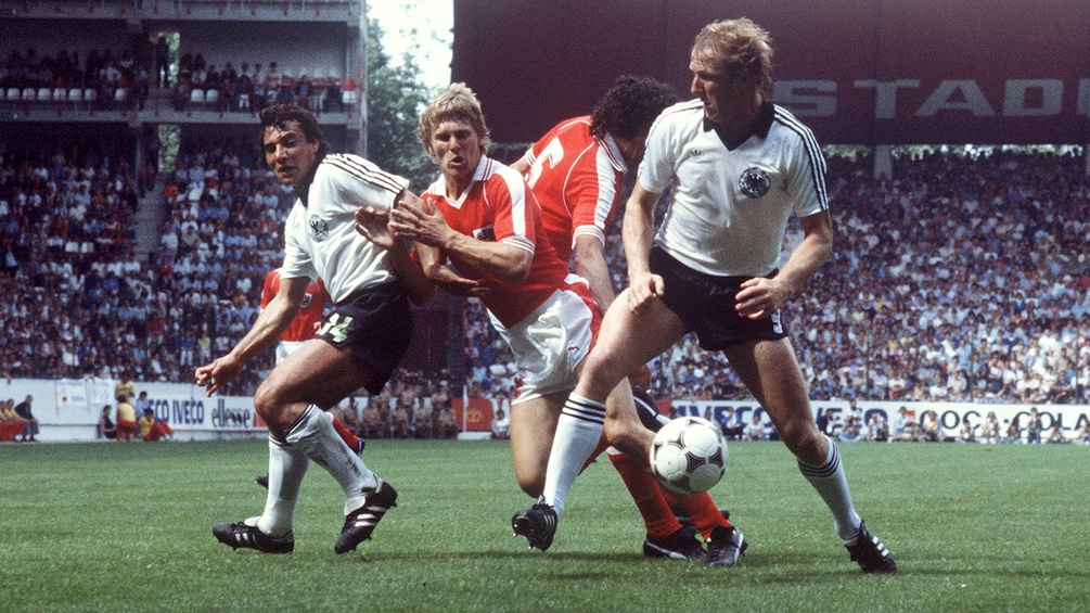 Ullstein Ullstein 25.06.1982 00:00 Fussball WM 1982: BR Deutschland - AUT 1:0  Fussball-WM 1982, Endrunde in Spanien, 1. Finalrunde, Gruppe 2 in Gijon: BR Deutschland - Österreich 1:0