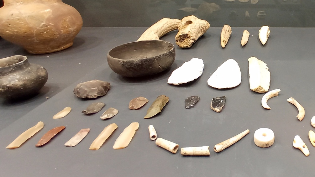 Ausgestellte Exponate der Vinča-Kultur