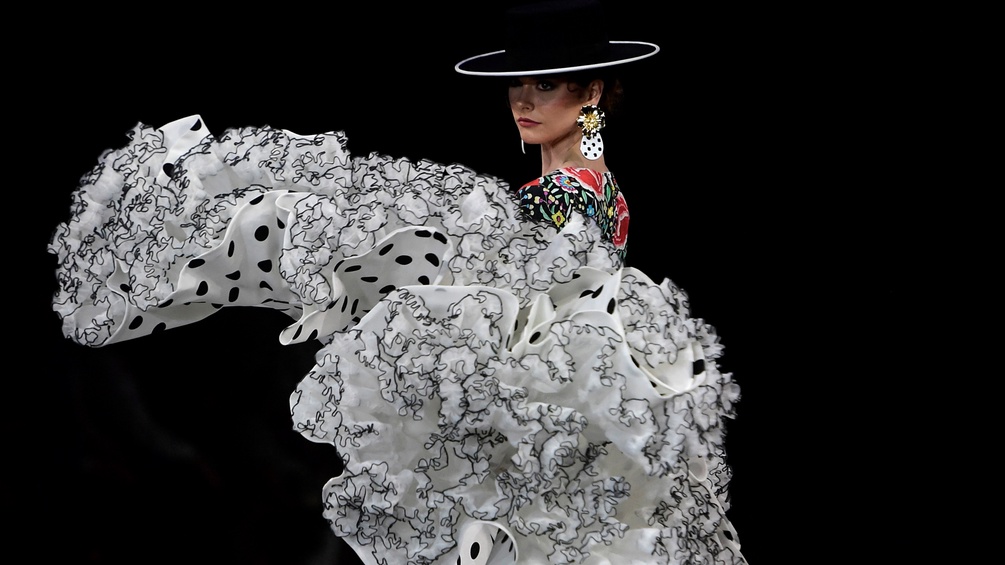 Ein Mannequin präsentiert ein Model bei der International Flamenco Fashion Show in Sevilla 2023