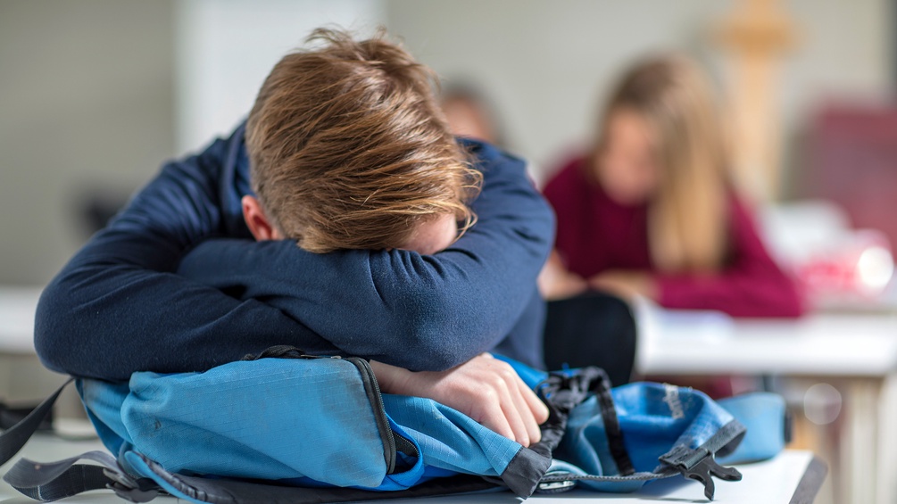 Schlafender Bub in einer Schulklasse