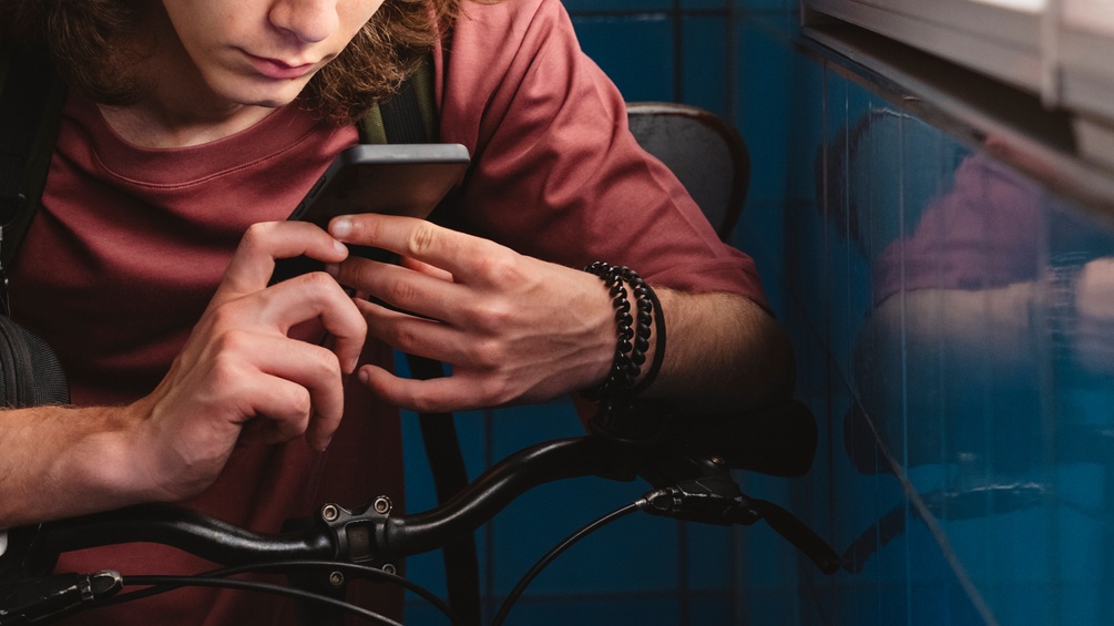 Junger Mann am Smartphone, Handy