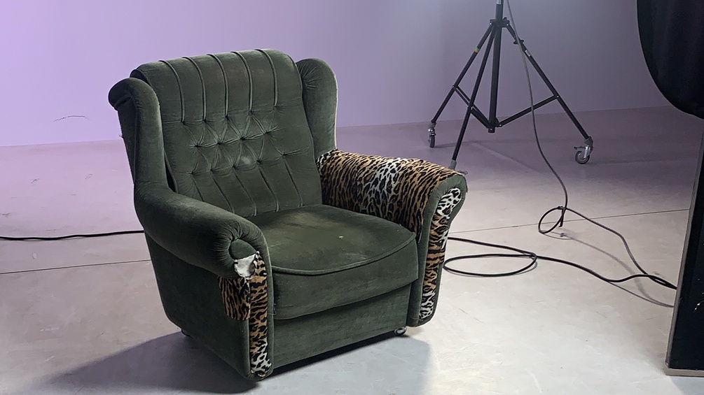 Ein alter Sessel in einem Studio.