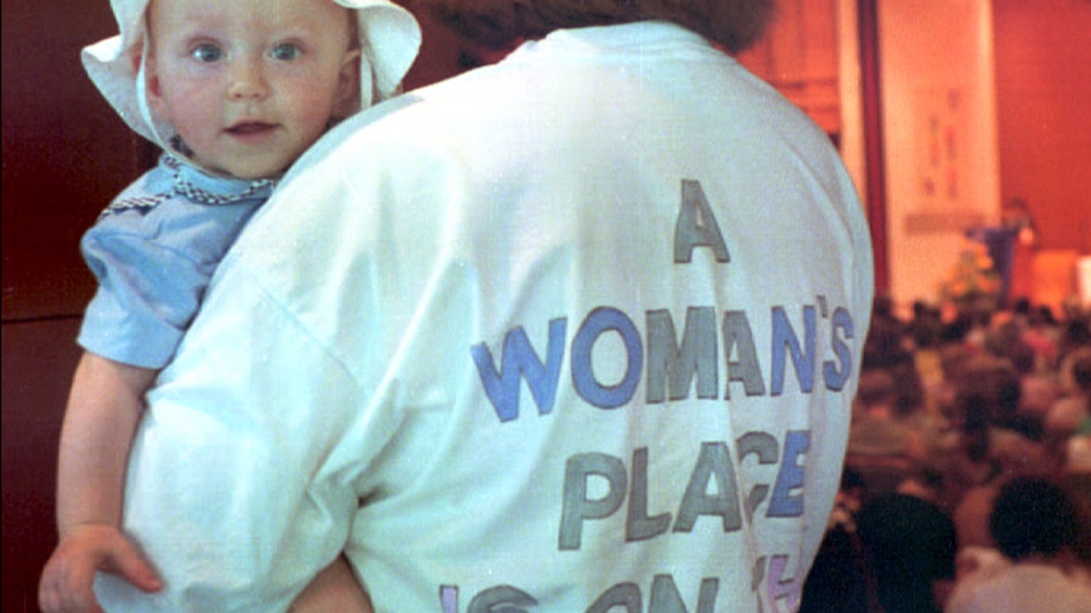 1996: Eine Mutter hält während eines Referates, bei der zur Zeit in Gmunden stattfindenden ersten europäischen Frauensynode, ihr Kind auf dem Arm.
