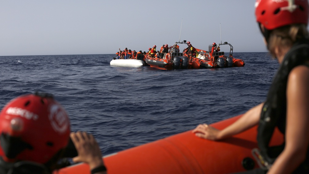 Flüchtlinge und Rettungsboot