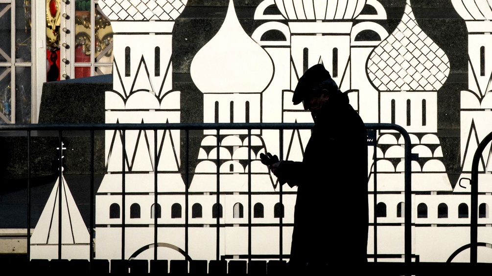 Passant vor einem Kartonmodell der Moskauer Basiliuskathedrale