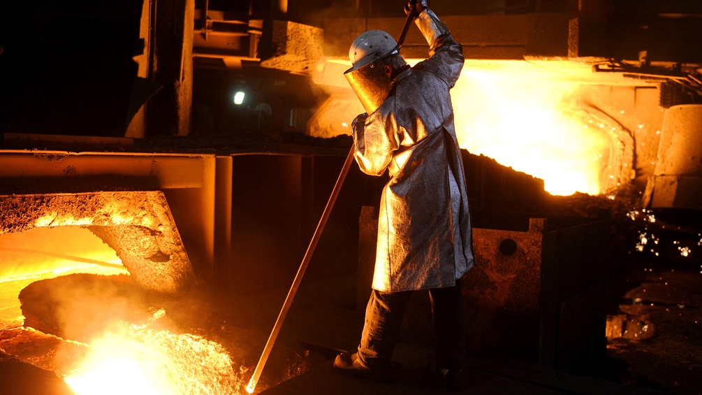 Ein Arbeiter in einer Stahlfabrik in Oberösterreich