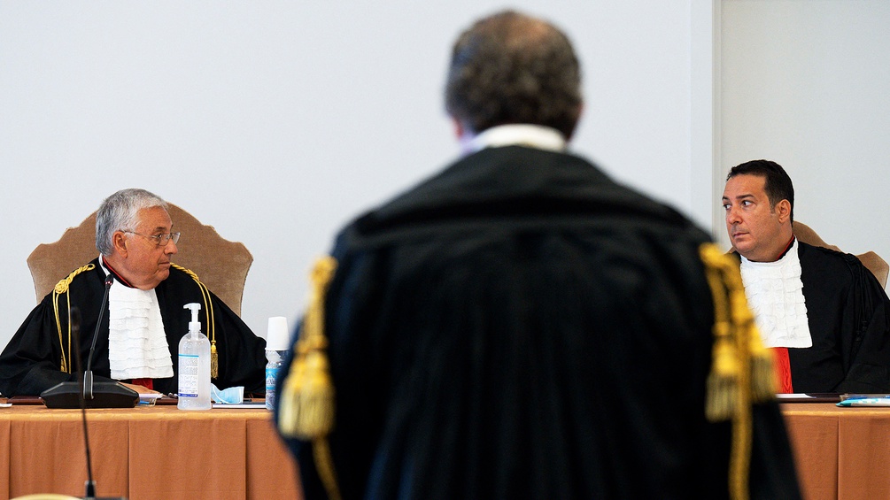 Richter im Prozess gegen Kardinal Angelo Becciu