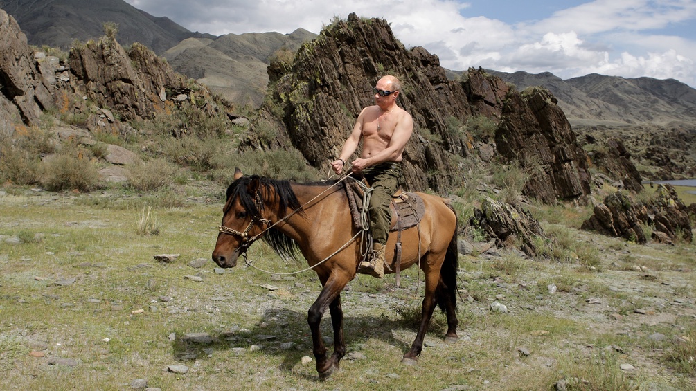 Wladimir Putin mit einem nackten Oberkörper auf einem Pferd