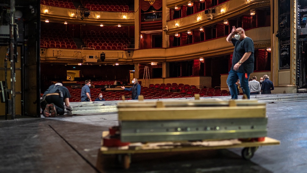 ORF/JOSEPH SCHIMMER Blick von der Bühne des Burgtheaters in den Zuschauerraum