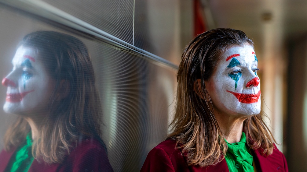 ORF/URSULA HUMMEL-BERGER Sonja Watzka als die Figur Joker verkleidet