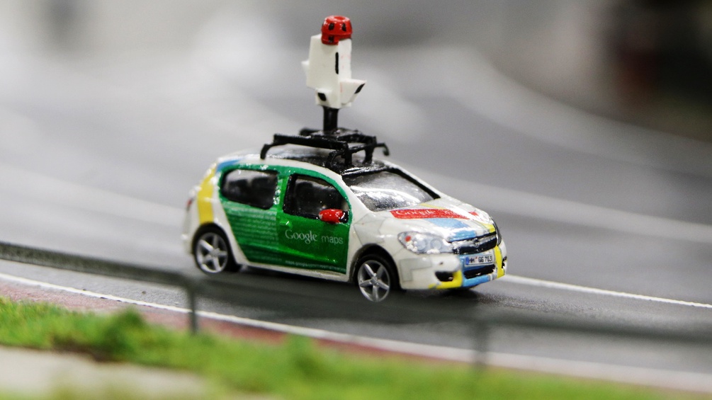  Ein Modellfahrzeug eines Google Maps Cars steht in Hamburg in der Modellanlage.
