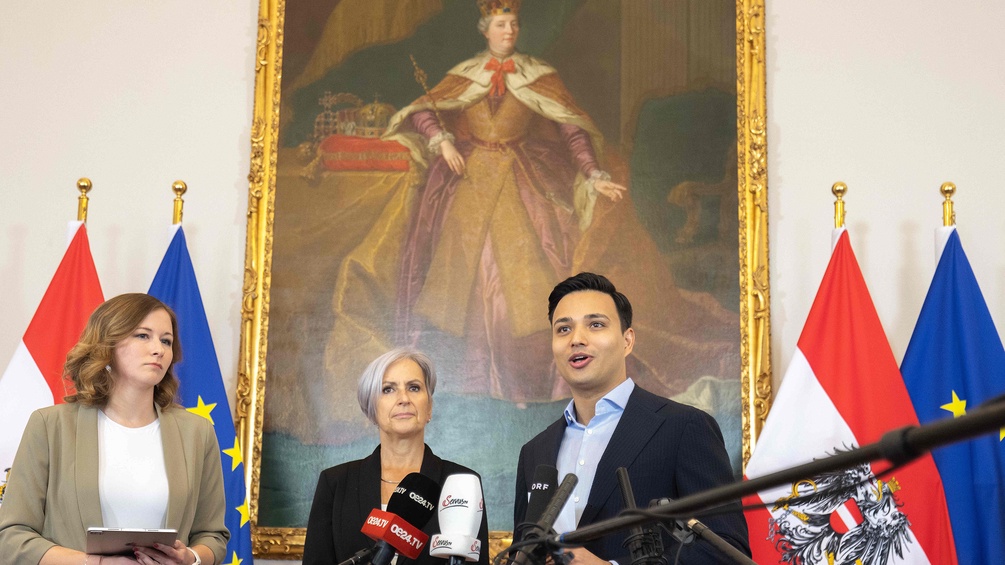 PICTUREDESK.COM/SEPA MEDIA/MICHAEL INDRA WIEN, OESTERREICH - MAI 28: Bundesministerin fuer Europa, Integration und Familie im Bundeskanzleramt Claudia Plakolm (OeVP), Bundesministerin fuer Justiz Anna Sporrer (OeVP) und Abgeordneter zum Nationalrat und Klubobmann Yannick Shetty (NEOS) beim Doorstep - vor und Pressefoyer nach dem Ministerrat der Bundesregierung im Bundeskanzleramt
