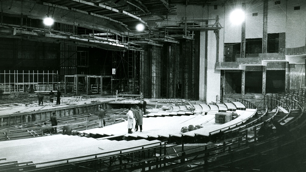 Architekt Clemens Holzmeister steht im Zuschauerraum der Baustelle des Großen Festspielhauses 1959