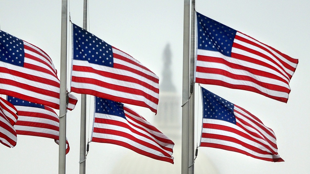 US-Flaggen vor dem Capitol auf Halbmast