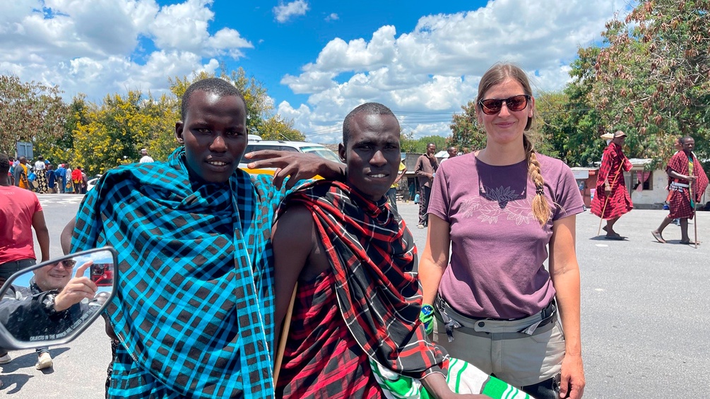 Silvia Kaup mit Menschen in Afrika