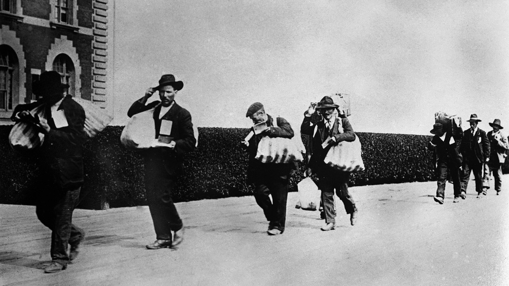 PICTUREDESK.COM/ROGER VIOLLET Auswanderer um 1920 bei der Ankunft in New York