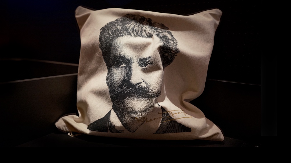 Johann Strauss auf einem Zierkissen