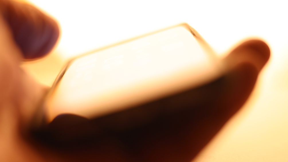 Eine Hand hält ein Smarthone