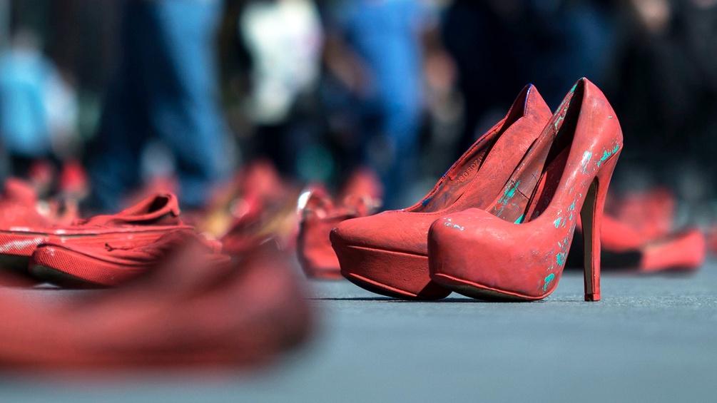 Kunstinstallation mit roten Schuhen, zerkratzte High Heels