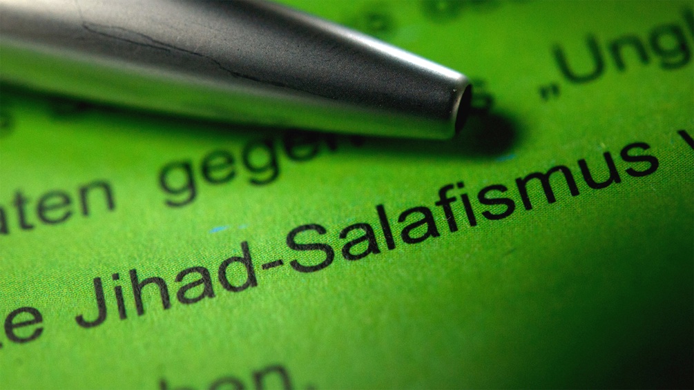 Grünes Papier mit Text, darunter das Wort "Salafismus"