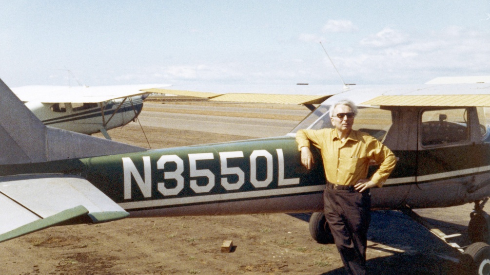 Viktor Frankl vor einem Flugzeug