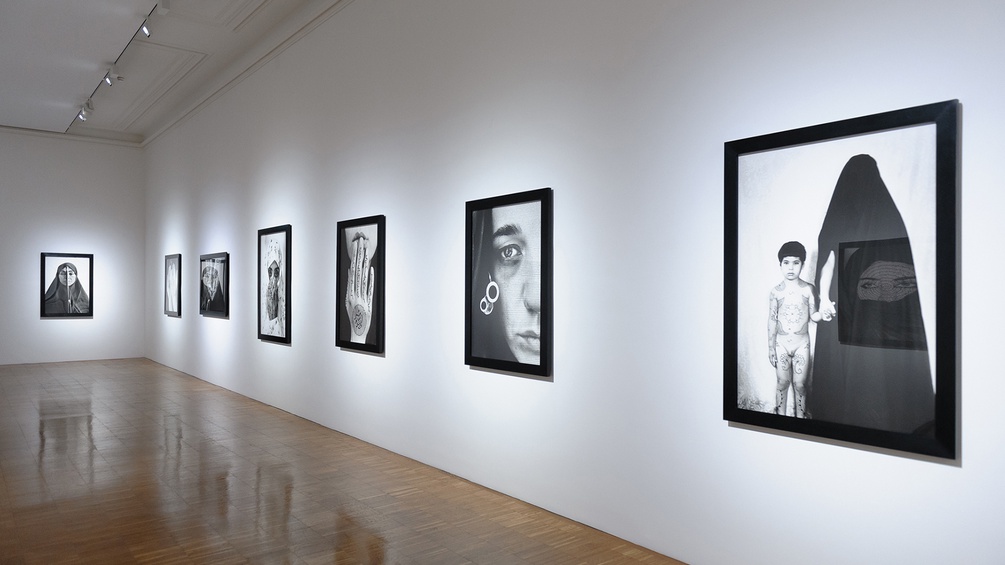 Ausstellungsansicht, Shirin Neshat "Frauen in Gesellschaft", 2018