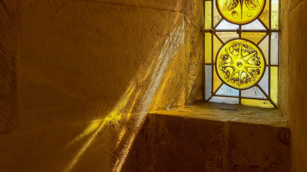 Licht fällt durch Kirchenfenster