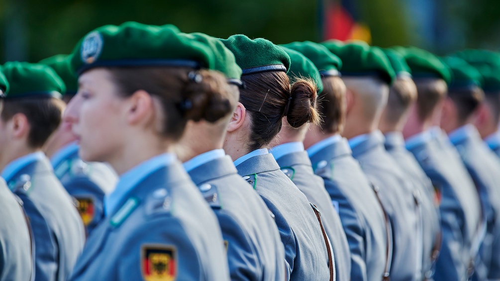 PICTUREDESK.COM/SZ-PHOTO/MIKE SCHMIDT Zeitsoldatinnen der deutschen Bundeswehr