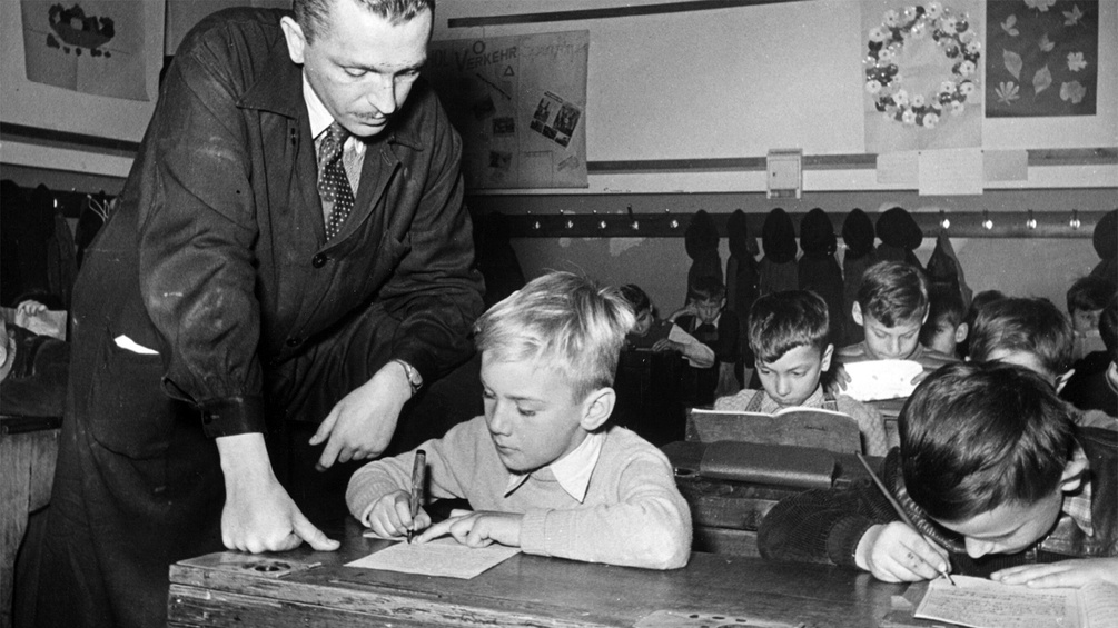 Schulklasse mit Lehrer in den 1960er Jahen