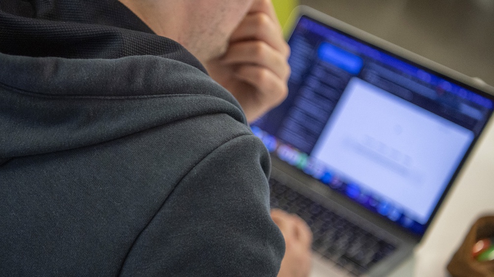 Mann vor Laptop