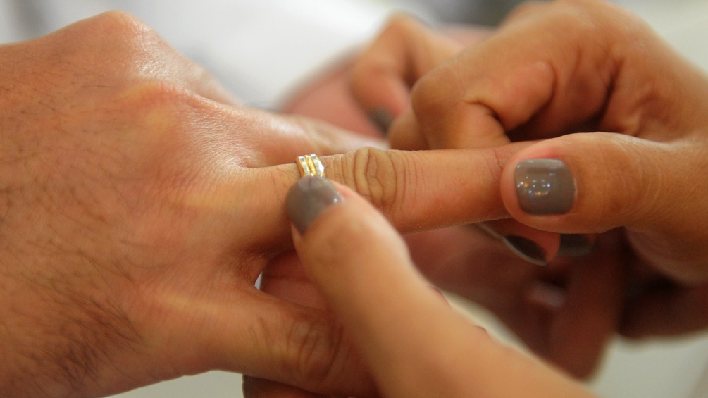 AFP/JAY DIRECTO Eine Frau steckt einem Mann einen Ring an