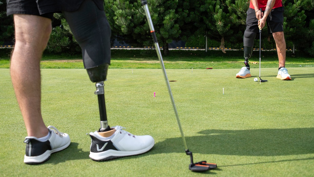 PICTUREDESK.COM/AP/DANYLO ANTONIUK Ukrainische Kriegsveterane spielen Golf
