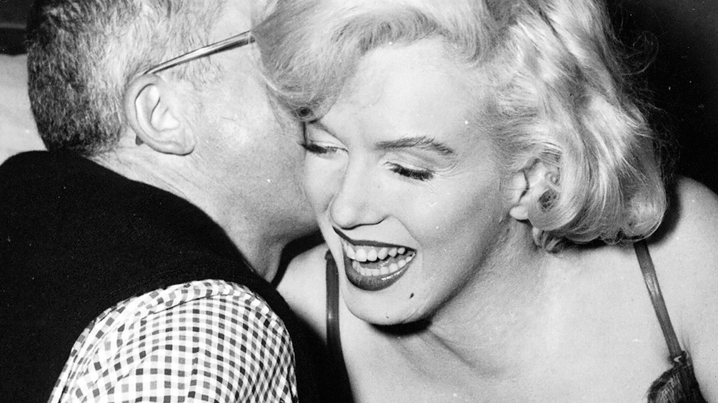 Billy Wilder flüstert Marilyn Monroe in ihr Ohr
