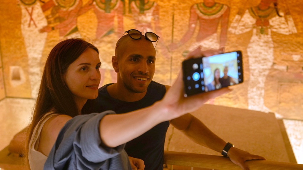 Besucher:innen einer Ausstellung machen ein Selfie