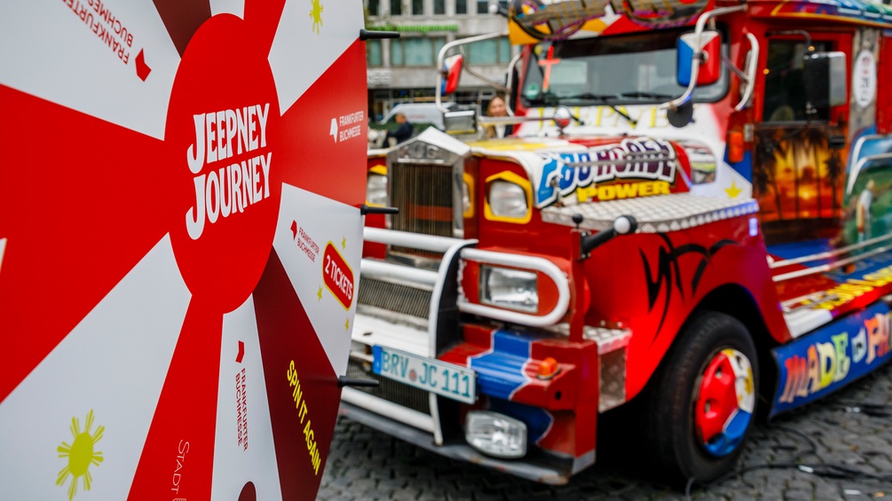FRANKFURTER BUCHMESSE/MARC JACQUEMIN Philippinischer Jeepney