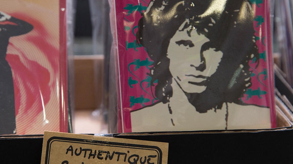  Jim Morrison auf einer Platte in einem Souvenir Shop.