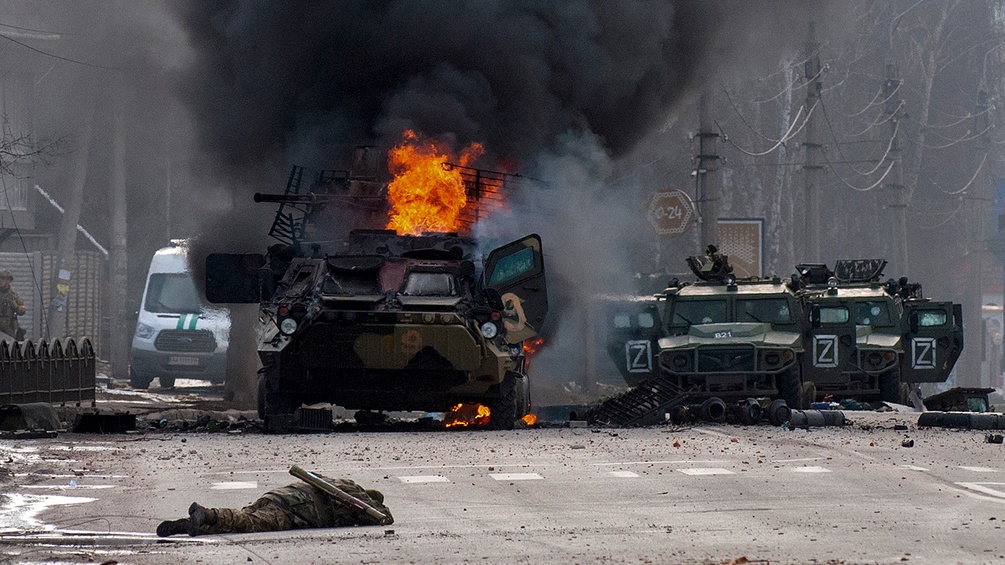 Brennendes Militärfahrzeug in der Ukraine