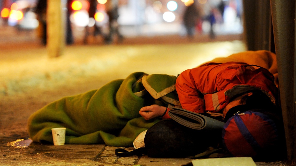 Ein Obdachloser auf der Straße im Winter.