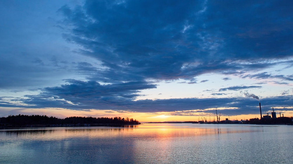 Bewölkter Sonnenuntergang im Frühling am Meeresufer, Vaasa, Finnland