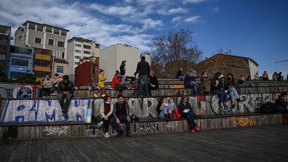 Menschen sitzen auf einer Brücke in der Türkei.